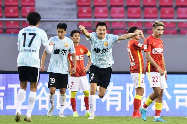 在双方过往的8次交手里，利物浦以6胜1平1负的战绩占据上风。